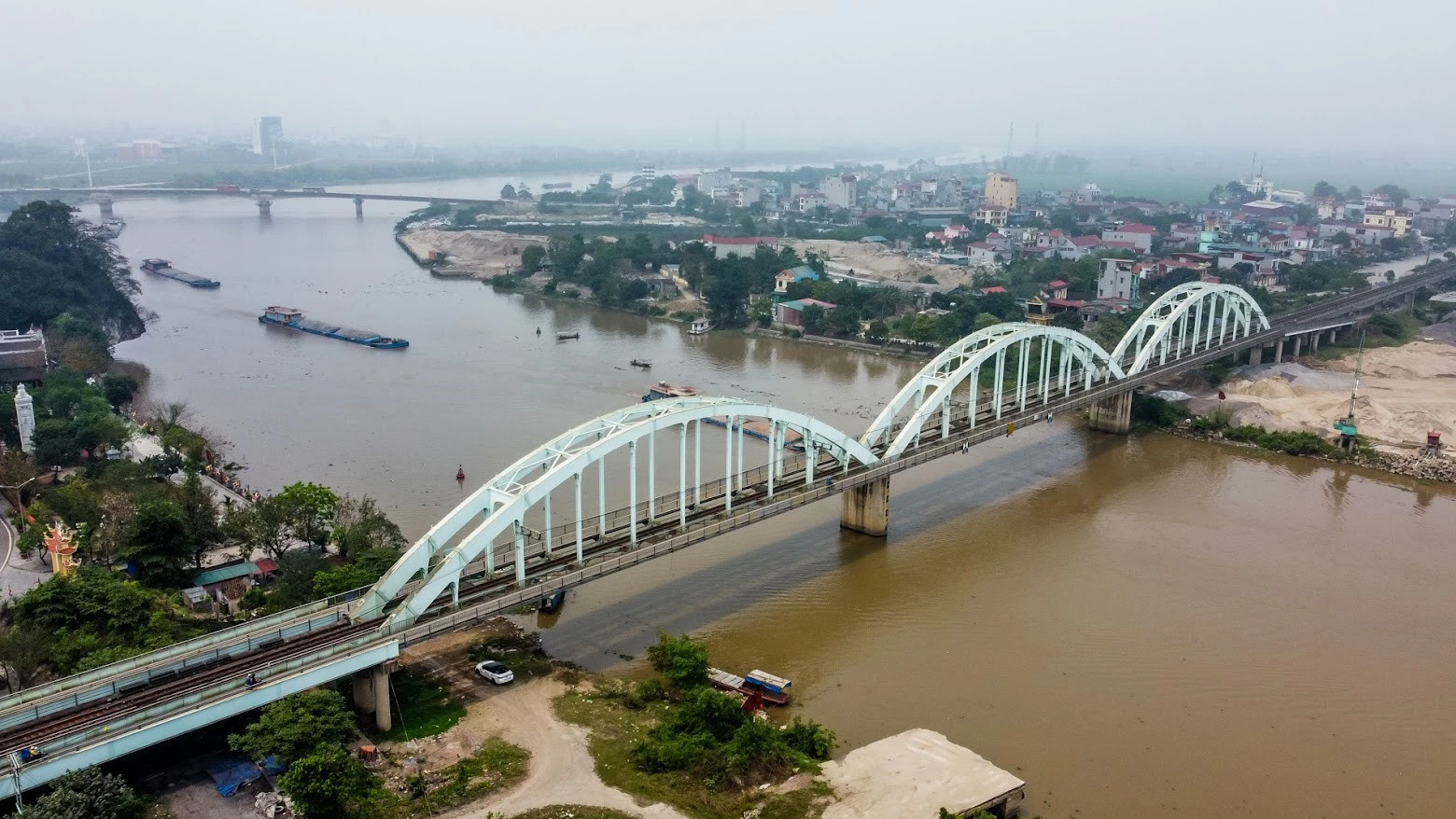 Hai mô hình đô thị tương lai: đa tâm và trục sông