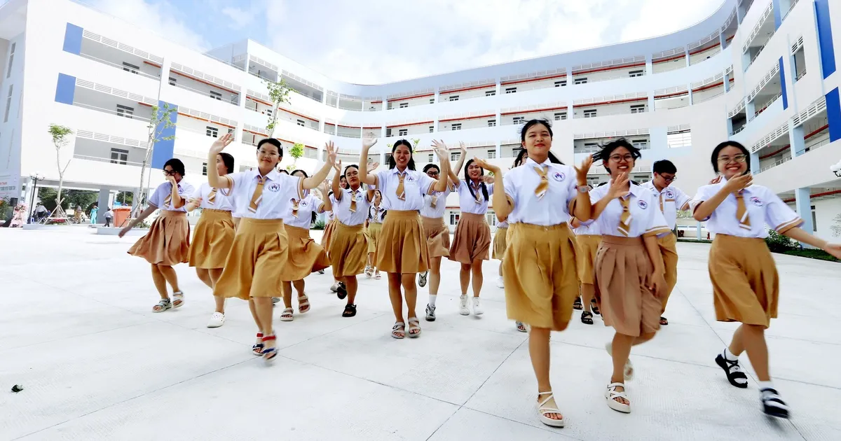 Trường công lập hiện đại với hồ bơi, nhà thi đấu và phòng STEM
