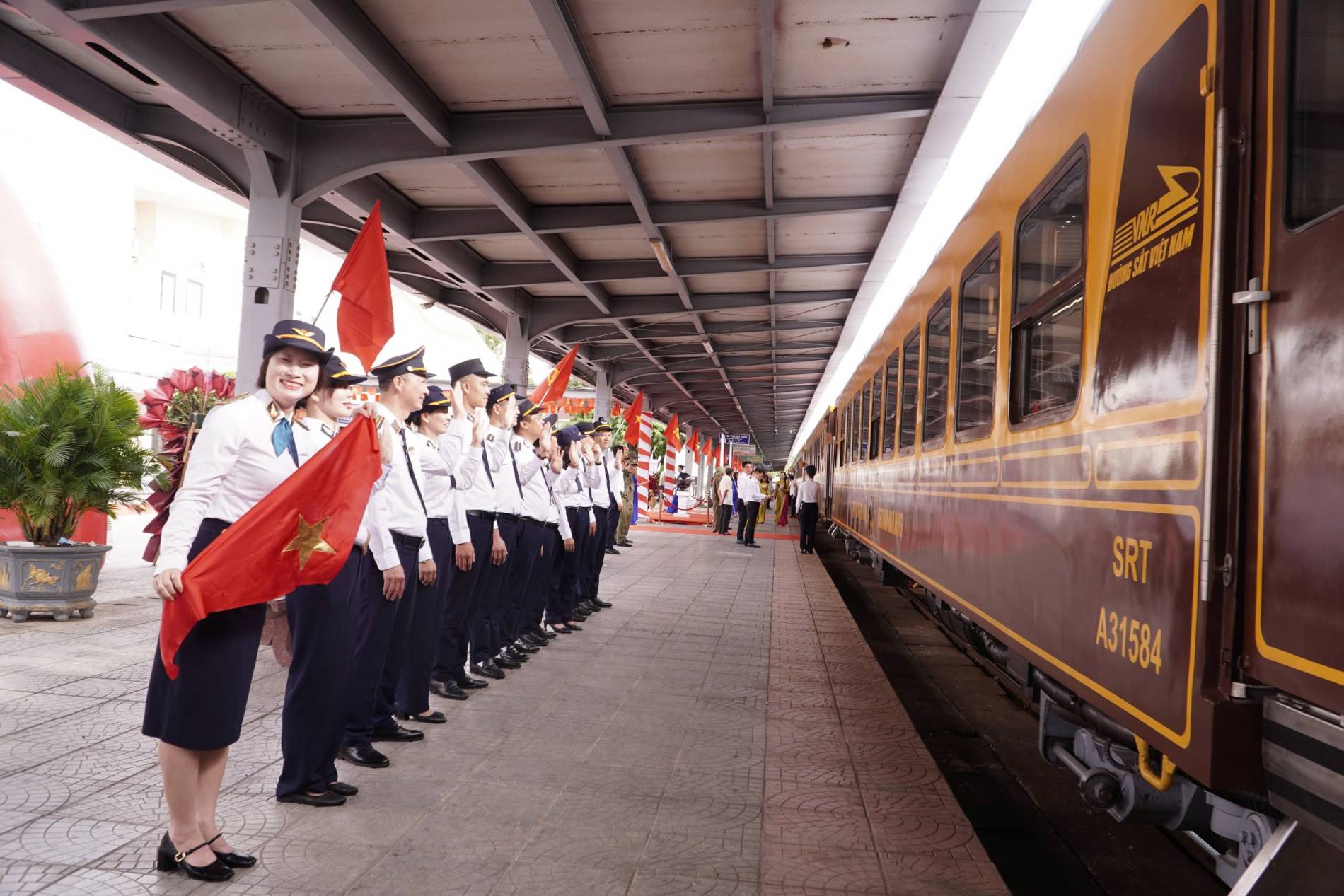 Tàu di sản Huế - Phong Nha: Hành trình 190km cho người mê du lịch tiết kiệm