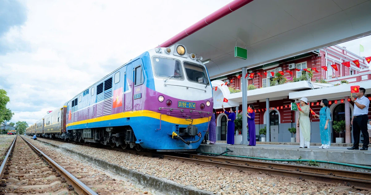 Tàu di sản Phong Nha Huế: lựa chọn mới cho du lịch miền Trung