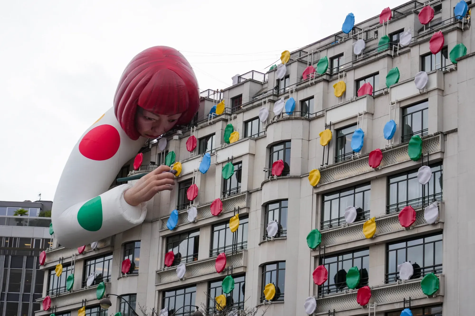 Yayoi Kusama – Từ ảo giác thời thơ ấu đến biểu tượng nghệ thuật toàn cầu