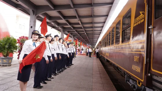 Tàu di sản Phong Nha - Huế: Lựa chọn vàng cho du lịch tiết kiệm