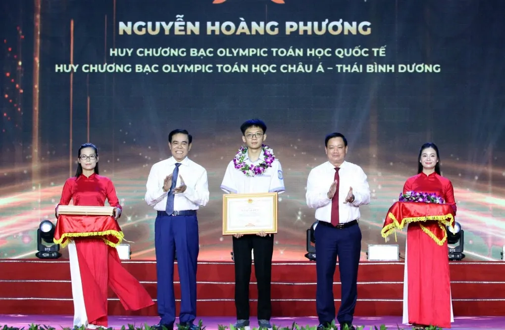 Thưởng hàng trăm triệu cho học sinh giỏi: hiểu cho đúng