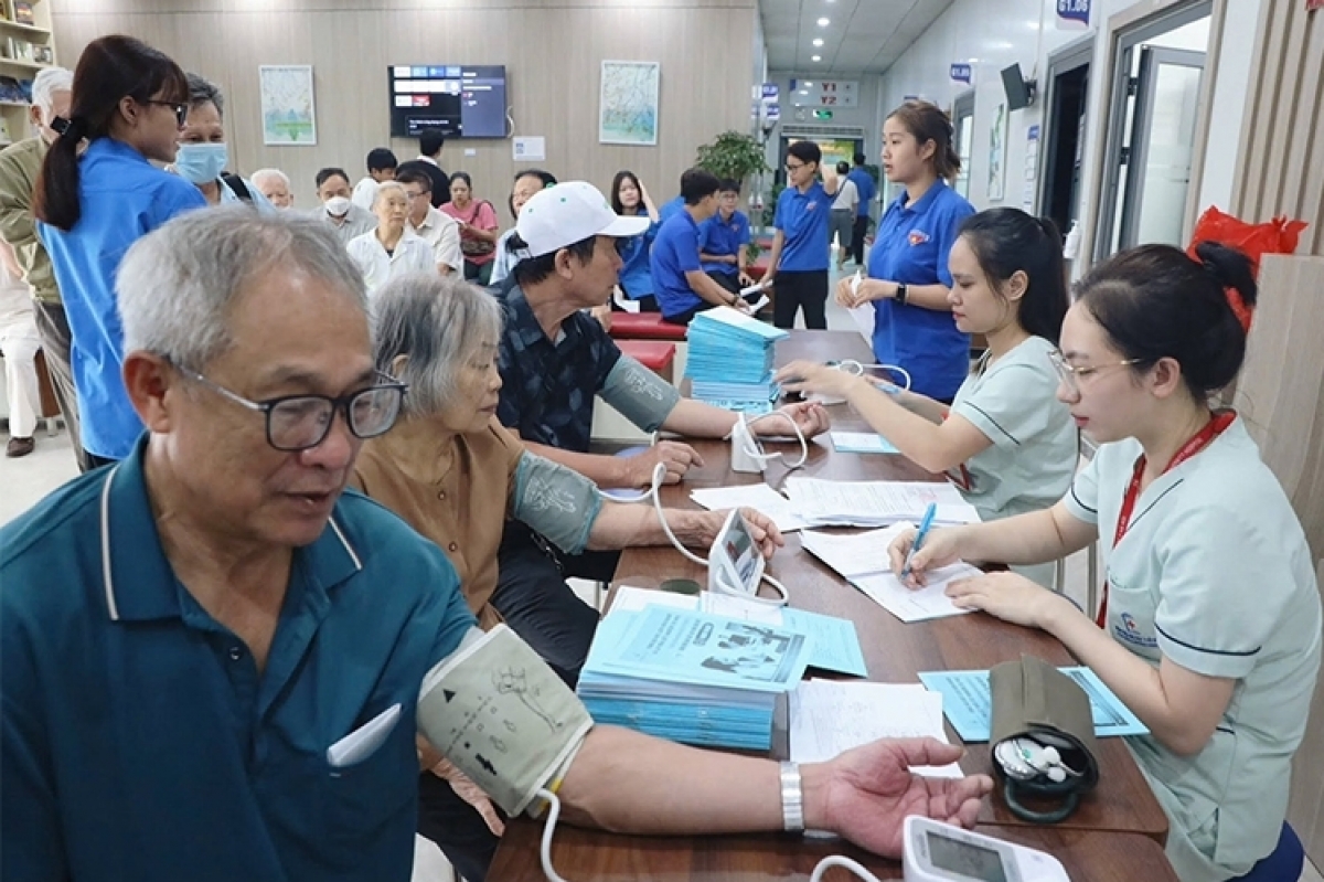 Y tế cơ sở trước làn sóng bệnh mạn tính và già hóa dân số