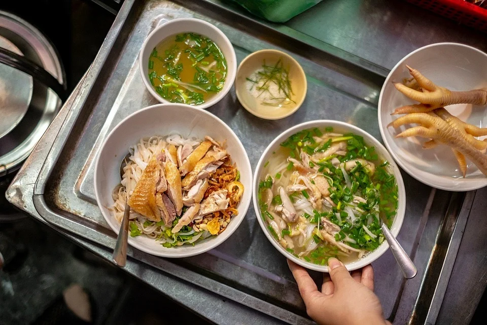 Phở Việt Nam chinh phục thế giới từ phố cổ đến bầu trời