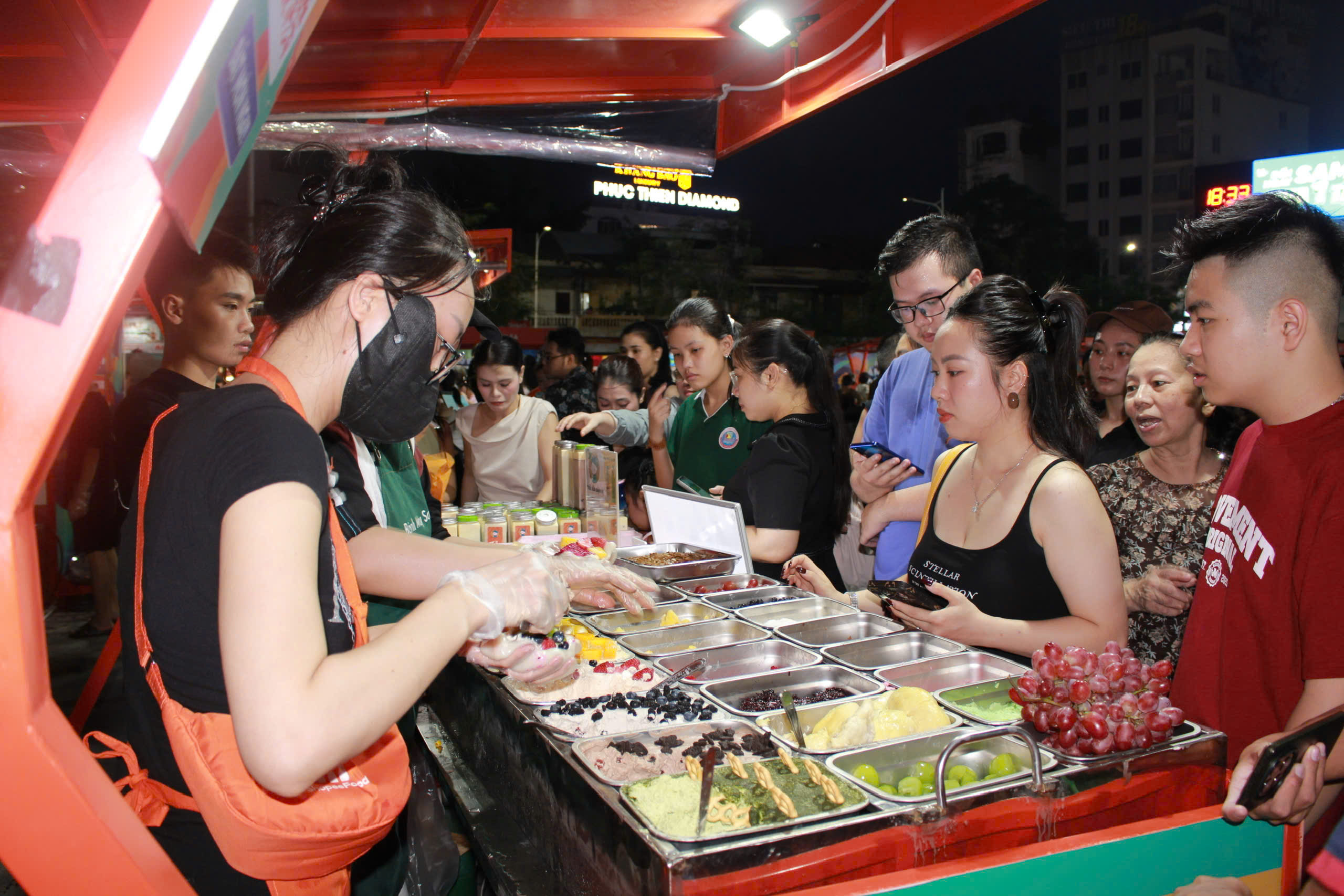 Phố đi bộ ẩm thực đêm Hải Phòng: Không gian mới cho tiểu thương và bản sắc đất Cảng