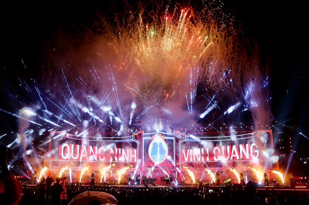 100.000 khán giả đội mưa trong đêm concert kỷ lục của thành phố Quảng Ninh