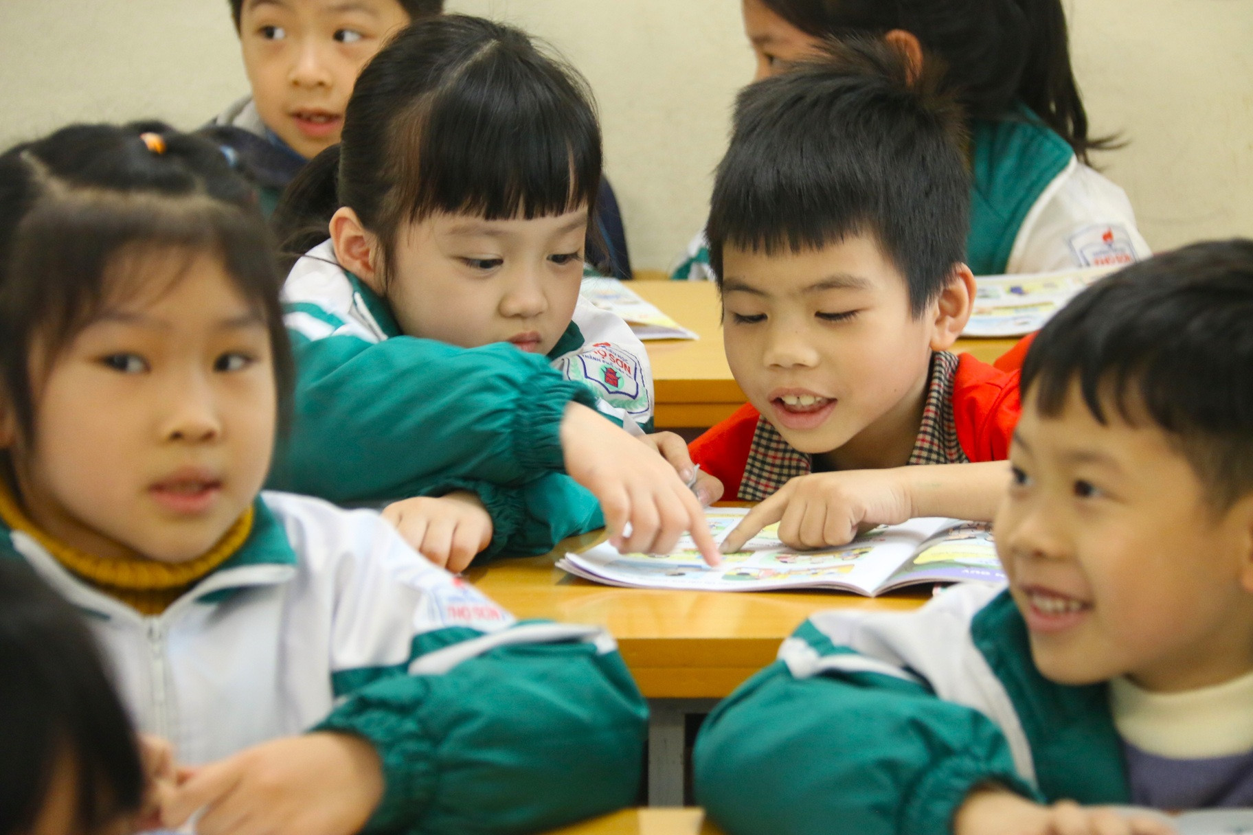 Miễn phí sách giáo khoa sớm: Cơ hội lớn, bài toán khó