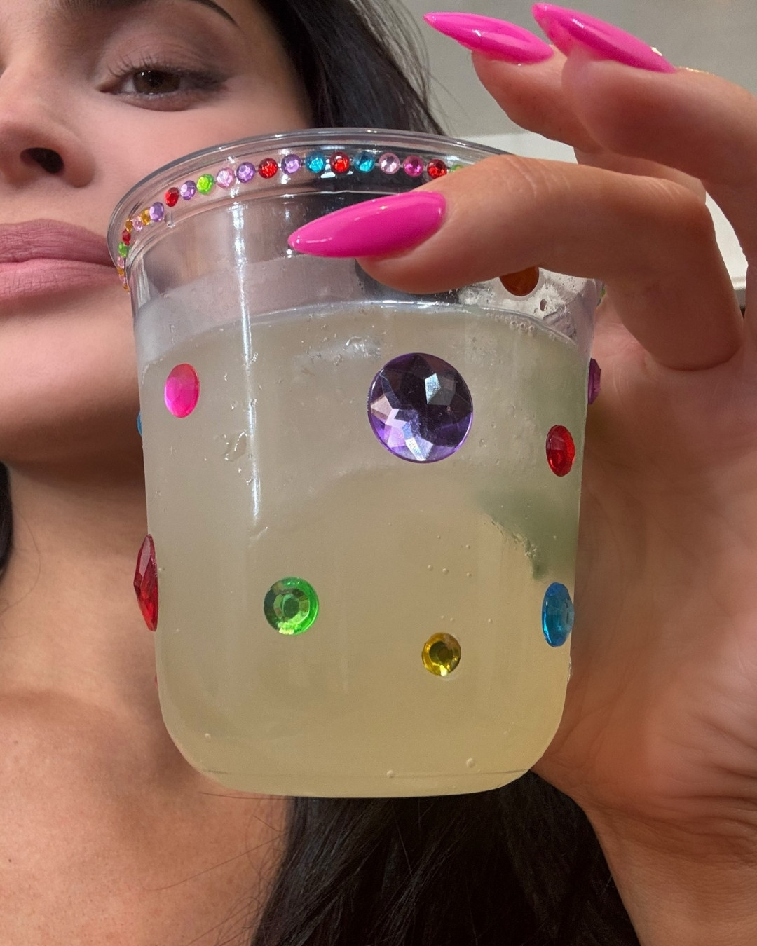 Bedazzling Makeup: Gen Z đính đá lên mọi thứ để tỏa sáng