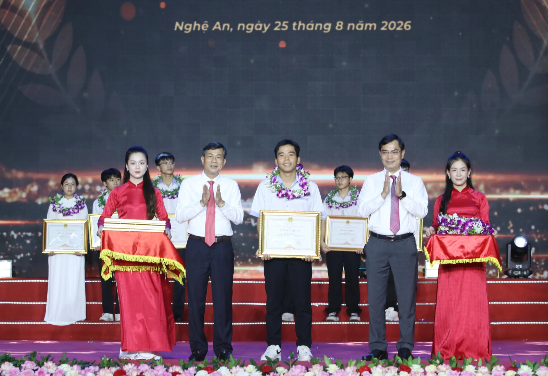 Học sinh vùng cao Nghệ An: Từ rẻo cao đến đỉnh cao tri thức