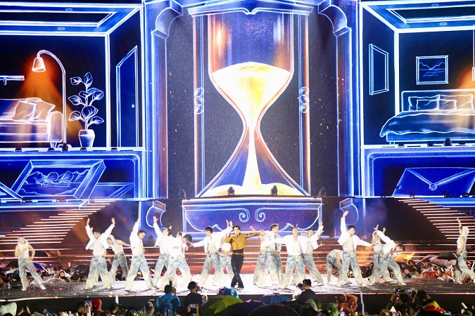 100.000 khán giả đội mưa trong đêm concert kỷ lục của thành phố Quảng Ninh