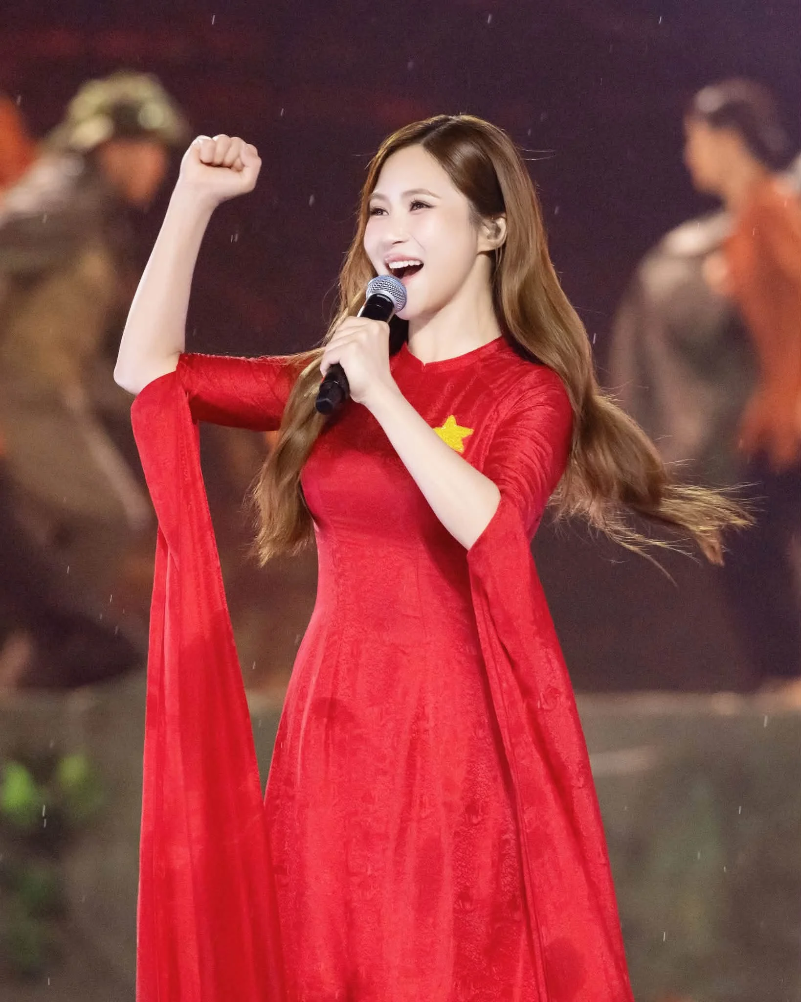 40.000 khán giả đội mưa tại concert Tổ Quốc Trong Tim: tiếng hát yêu nước làm nóng Sài Gòn