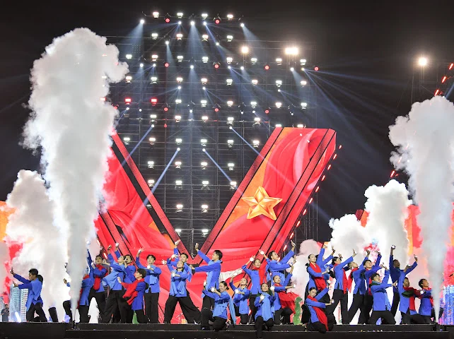 40.000 khán giả đội mưa tại concert Tổ Quốc Trong Tim: tiếng hát yêu nước làm nóng Sài Gòn