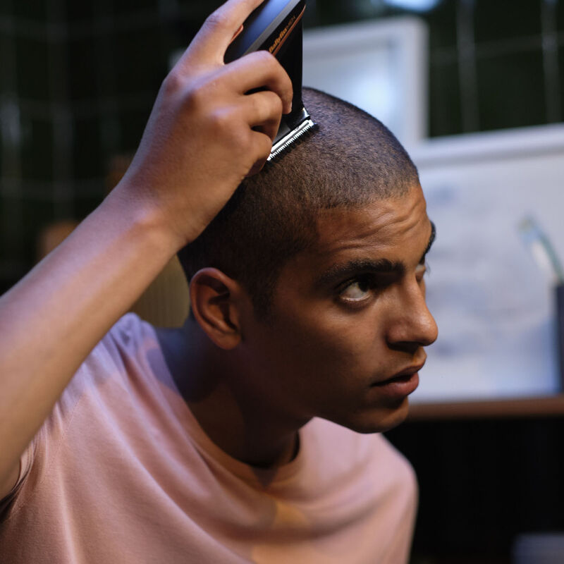 Teknik Buzz Cut Profesional: Potong Sendiri Di Rumah