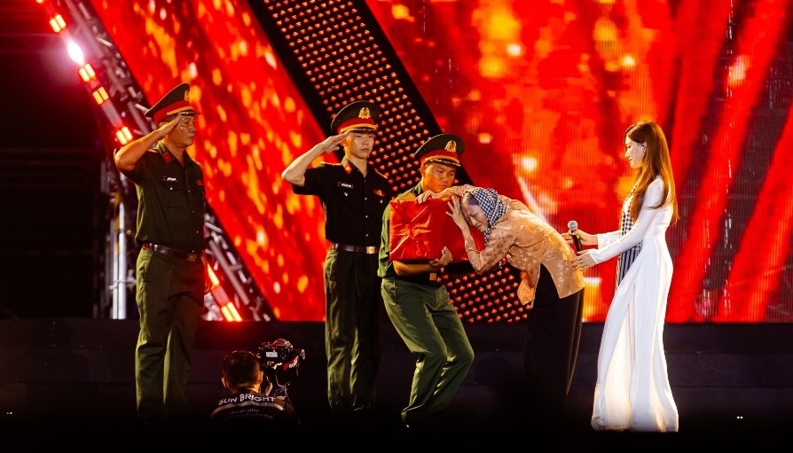 40.000 khán giả đội mưa tại concert Tổ Quốc Trong Tim