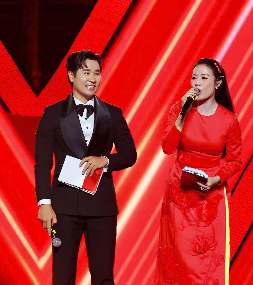 Ba MC dầm mưa vẫn giữ thần thái: Bài học chuyên nghiệp từ concert Tổ quốc trong tim