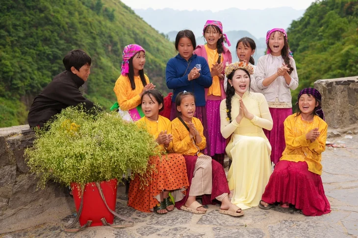 Duyên Quỳnh biến MV Quốc khánh thành bảo tàng văn hóa sống