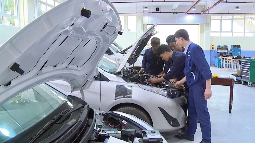 Doanh nghiệp vào lớp học: chuẩn bị kỹ năng thực tế trước khi ra trường