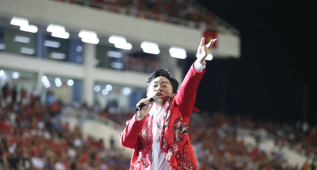Tùng Dương xúc động ở chung kết ASEAN Cup: Khi âm nhạc bước vào sân cỏ
