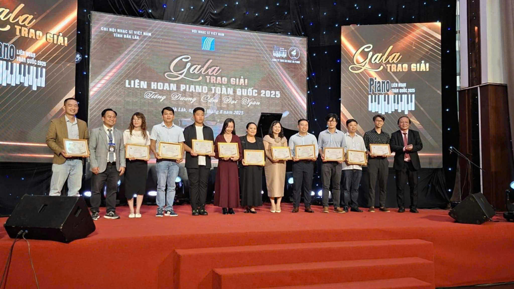 Từ nghề y tế đến phòng tập piano: Những hành trình tái sinh sự nghiệp