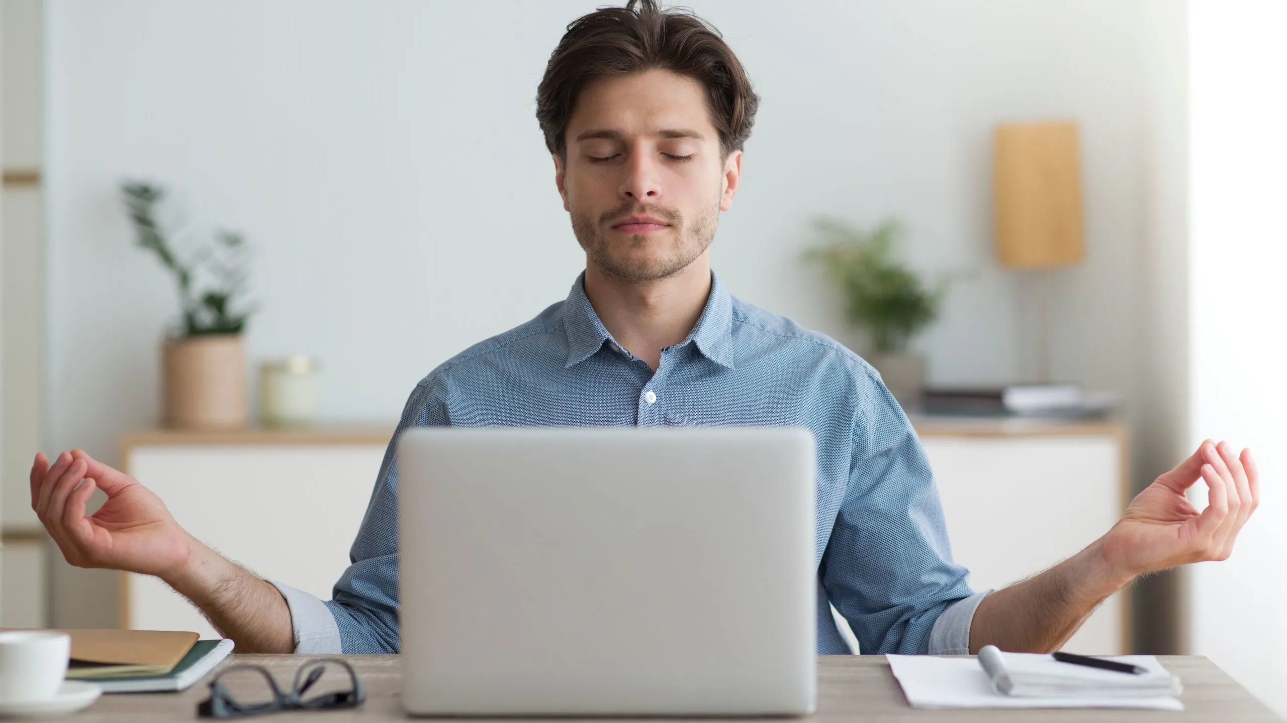 Lướt điện thoại trước khi ngủ: Não bạn không thể tắt nếu còn kéo newsfeed
