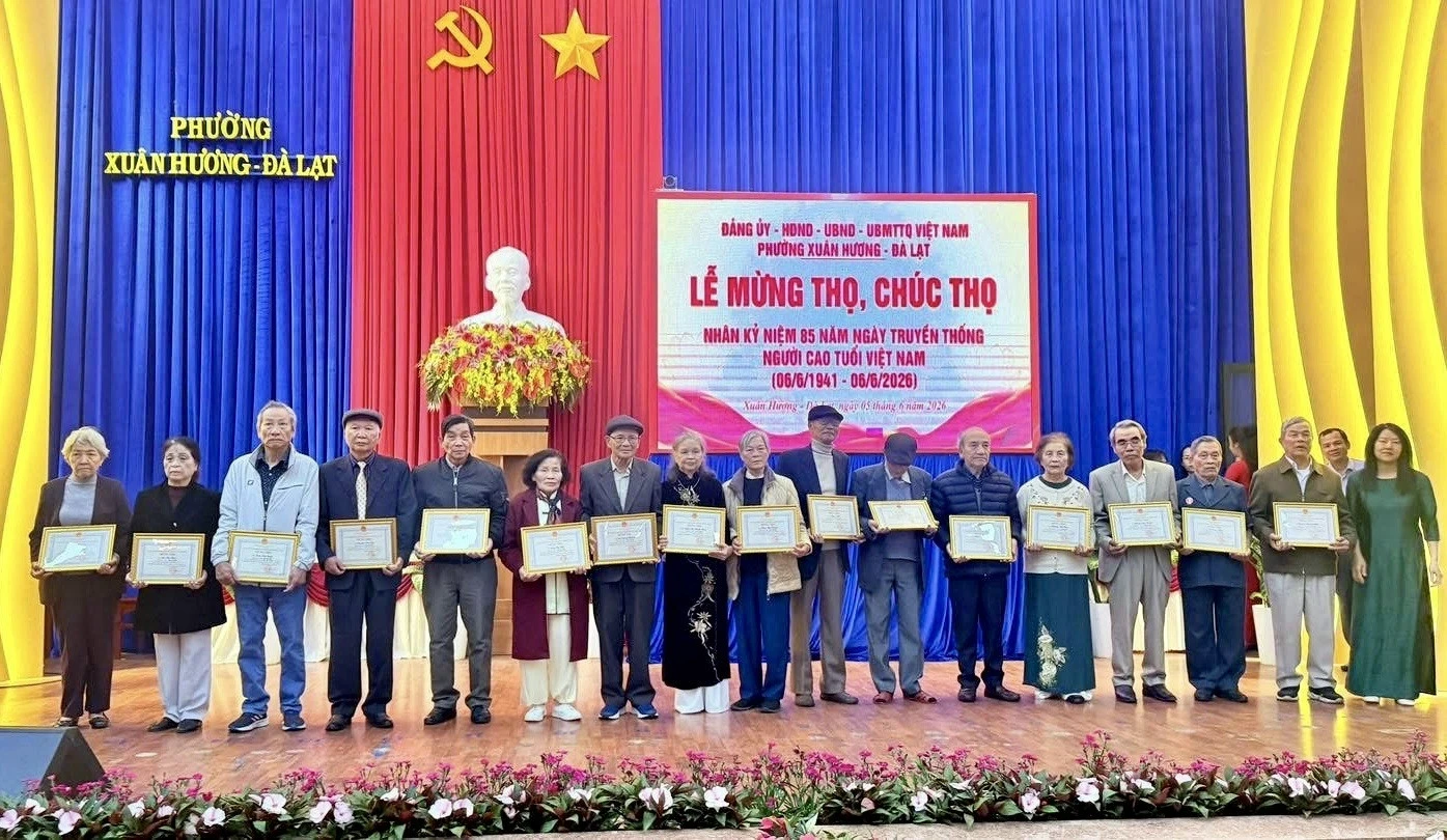 Cơ sở chăm sóc ban ngày: chiếc cầu nối tuổi già và gia đình