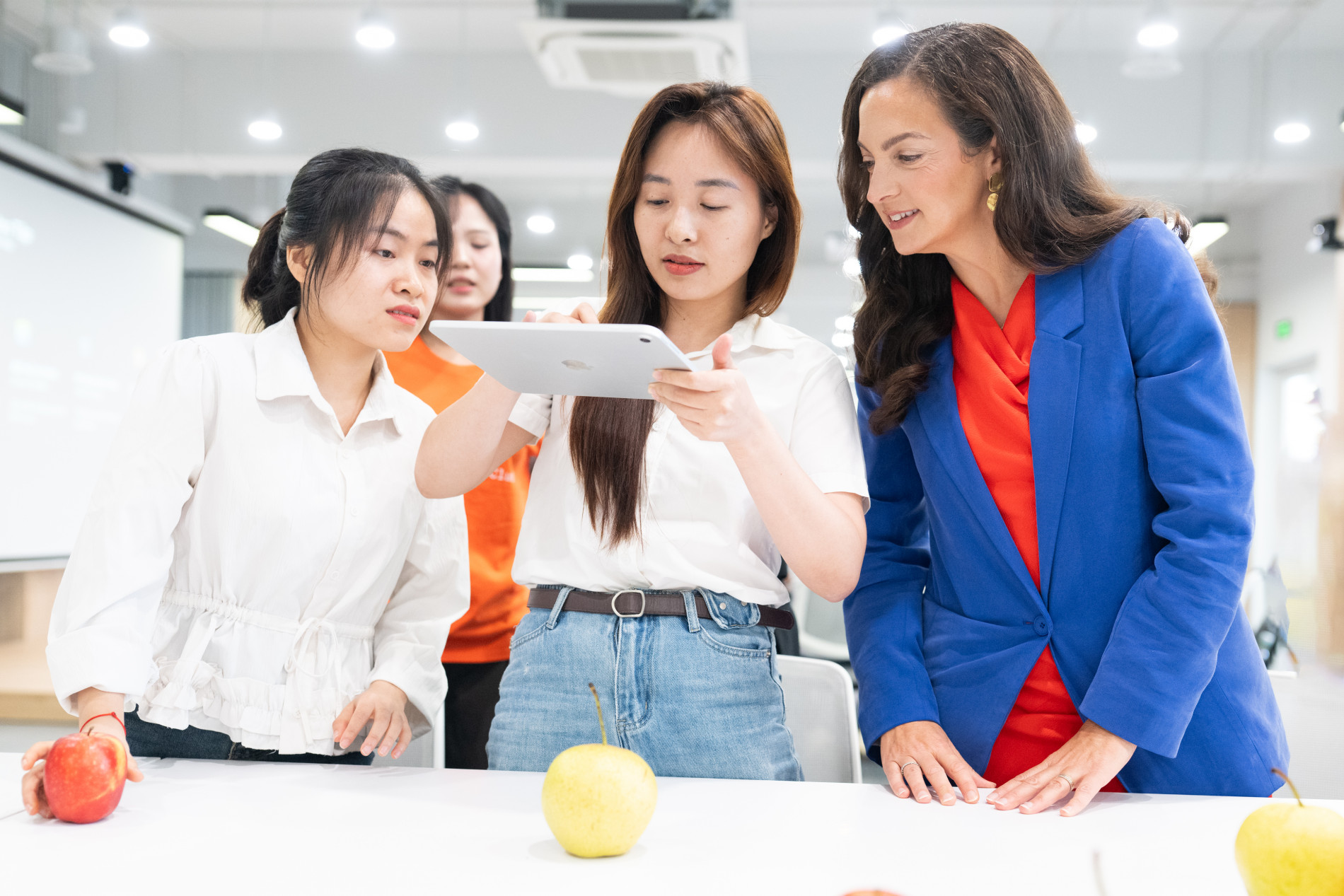 Apple mở Apple Education Center tại Bách Khoa Hà Nội: Cú hích thật hay chiêu PR?