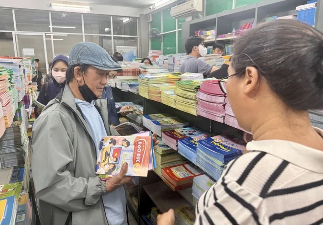 Xếp hàng mua sách giáo khoa sát khai giảng: Lỗi ở đâu?