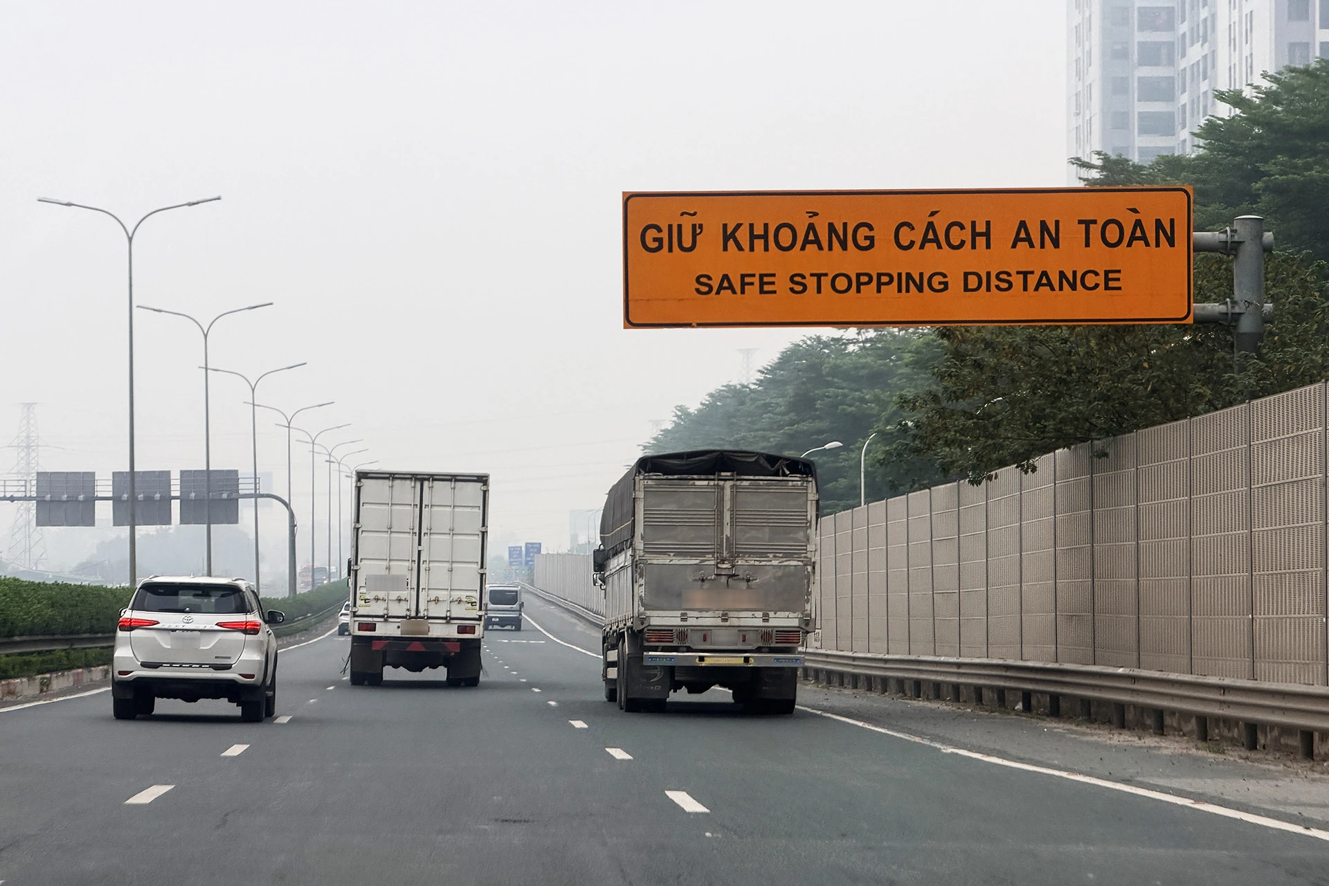 Phạt tới 6 triệu vì không giữ khoảng cách: tài xế nên hiểu gì trên cao tốc?