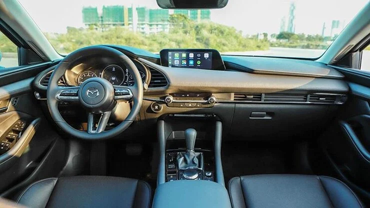 Mazda3 sedan và hatchback: Giá lăn bánh và so sánh động cơ với Honda Civic