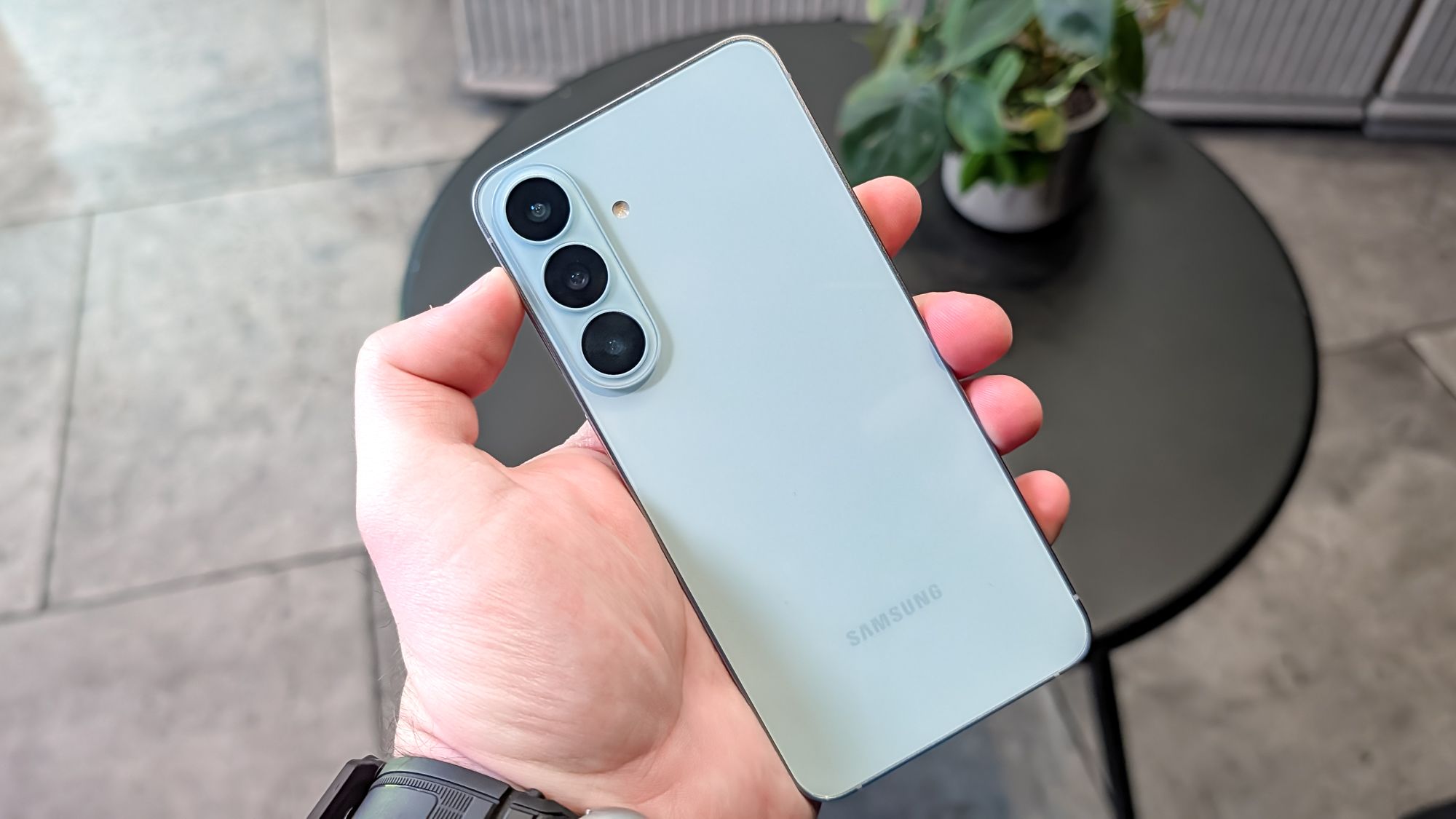 Galaxy S26 FE có đáng mua hay nên chọn máy khác?
