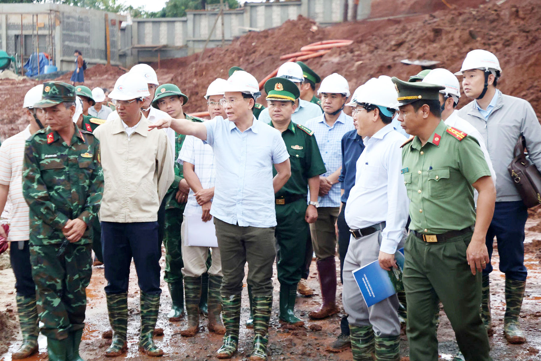 Phụ huynh Lâm Đồng 'đỏ mắt' vì sách giáo khoa thiếu hụt