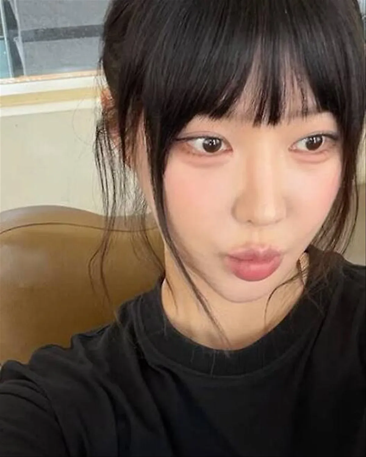 Mái bằng và cloud bangs: Hai kiểu tóc mái đang thống trị salon