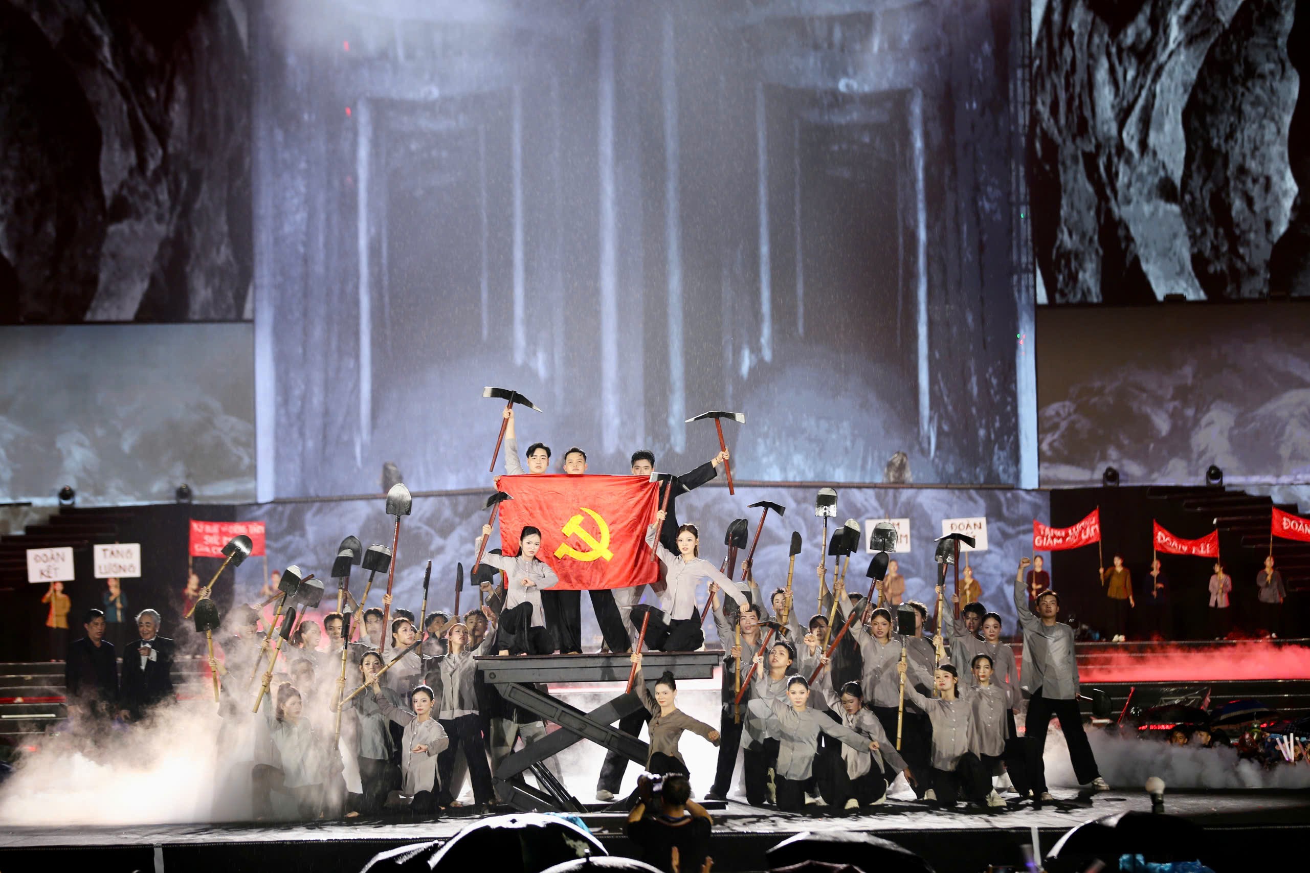 100.000 khán giả đội mưa trong đêm concert kỷ lục của thành phố Quảng Ninh