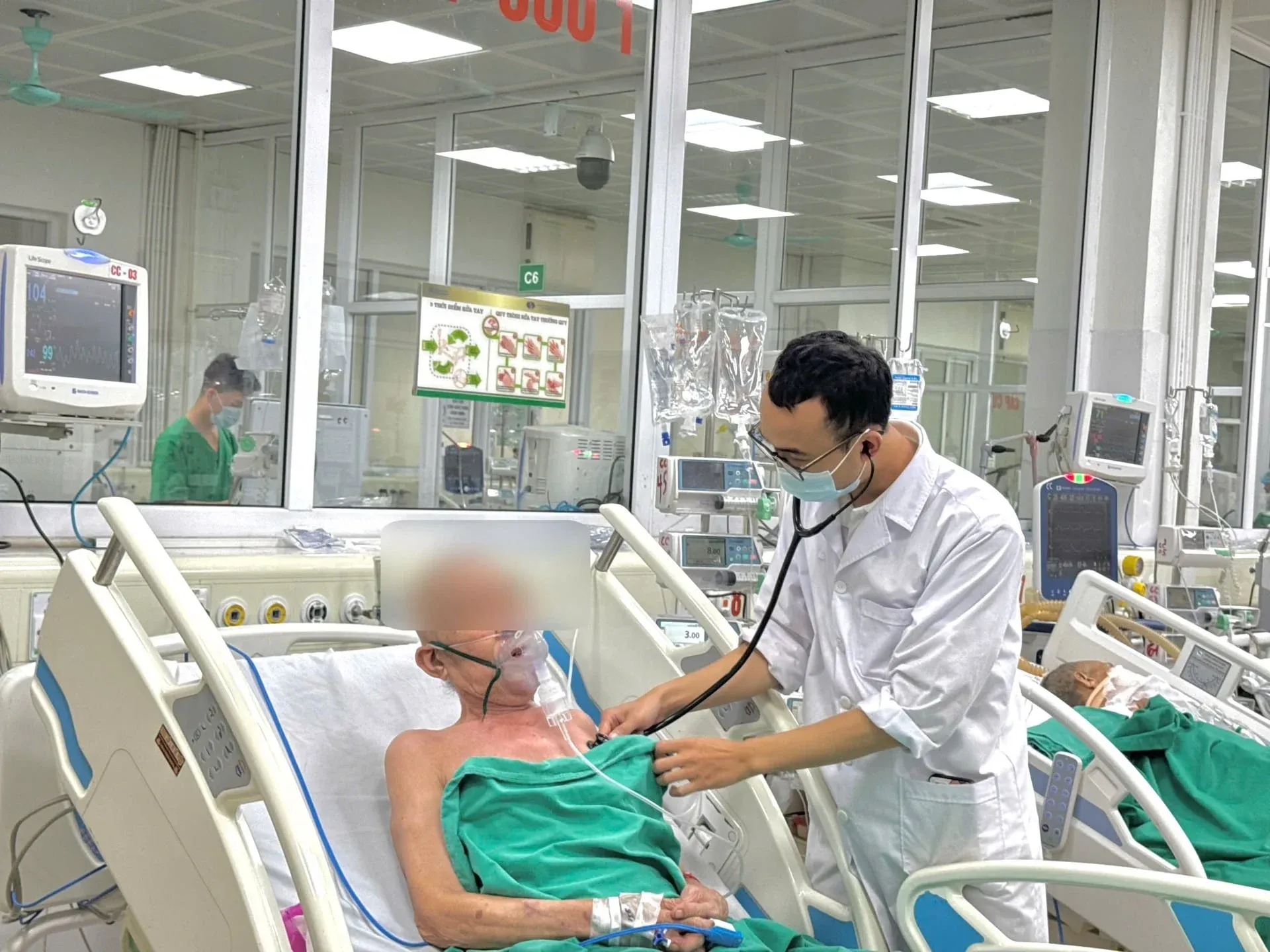 Cúm nguy hiểm hơn cảm lạnh ở người cao tuổi vì sao
