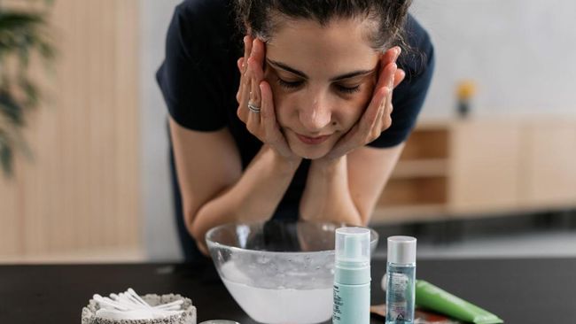 Cách loại bỏ sưng phù mặt buổi sáng với ice facial an toàn