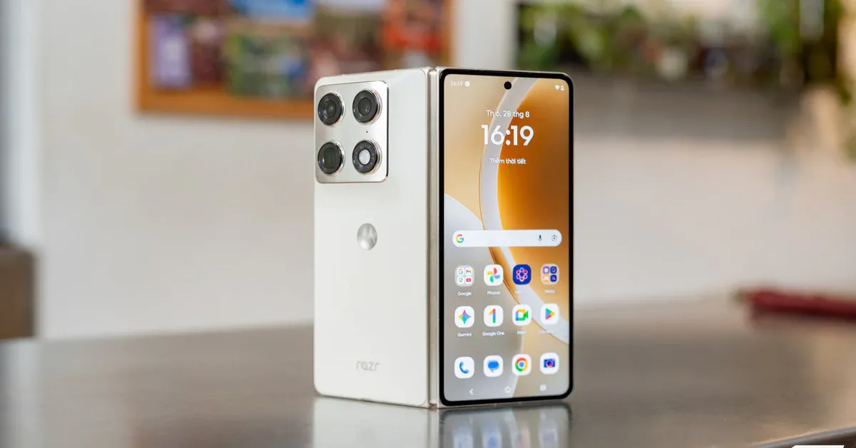 Motorola Razr Fold ra mắt: tham vọng mới trên sân chơi điện thoại gập sách