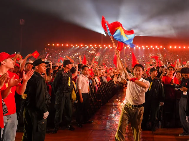 40.000 khán giả đội mưa tại concert Tổ Quốc Trong Tim: tiếng hát yêu nước làm nóng Sài Gòn
