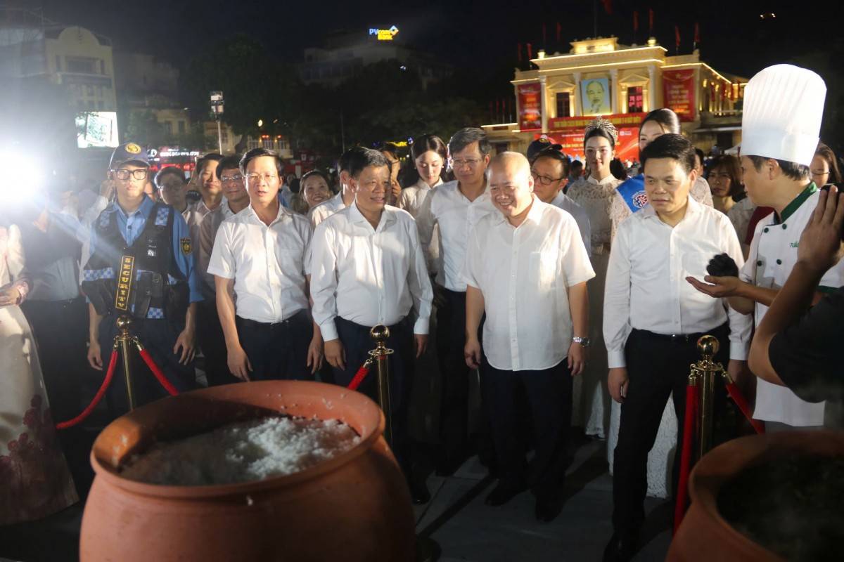 Phố đi bộ ẩm thực Hải Phòng: điểm hẹn mới của kinh tế đêm và bản sắc đất Cảng