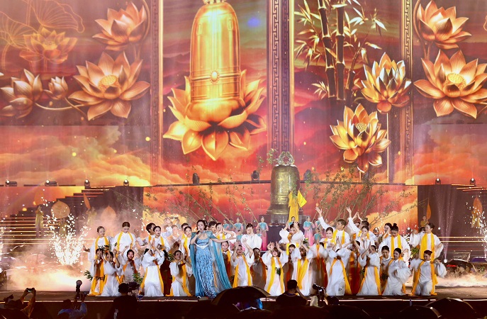 100.000 khán giả đội mưa trong đêm concert kỷ lục của thành phố Quảng Ninh