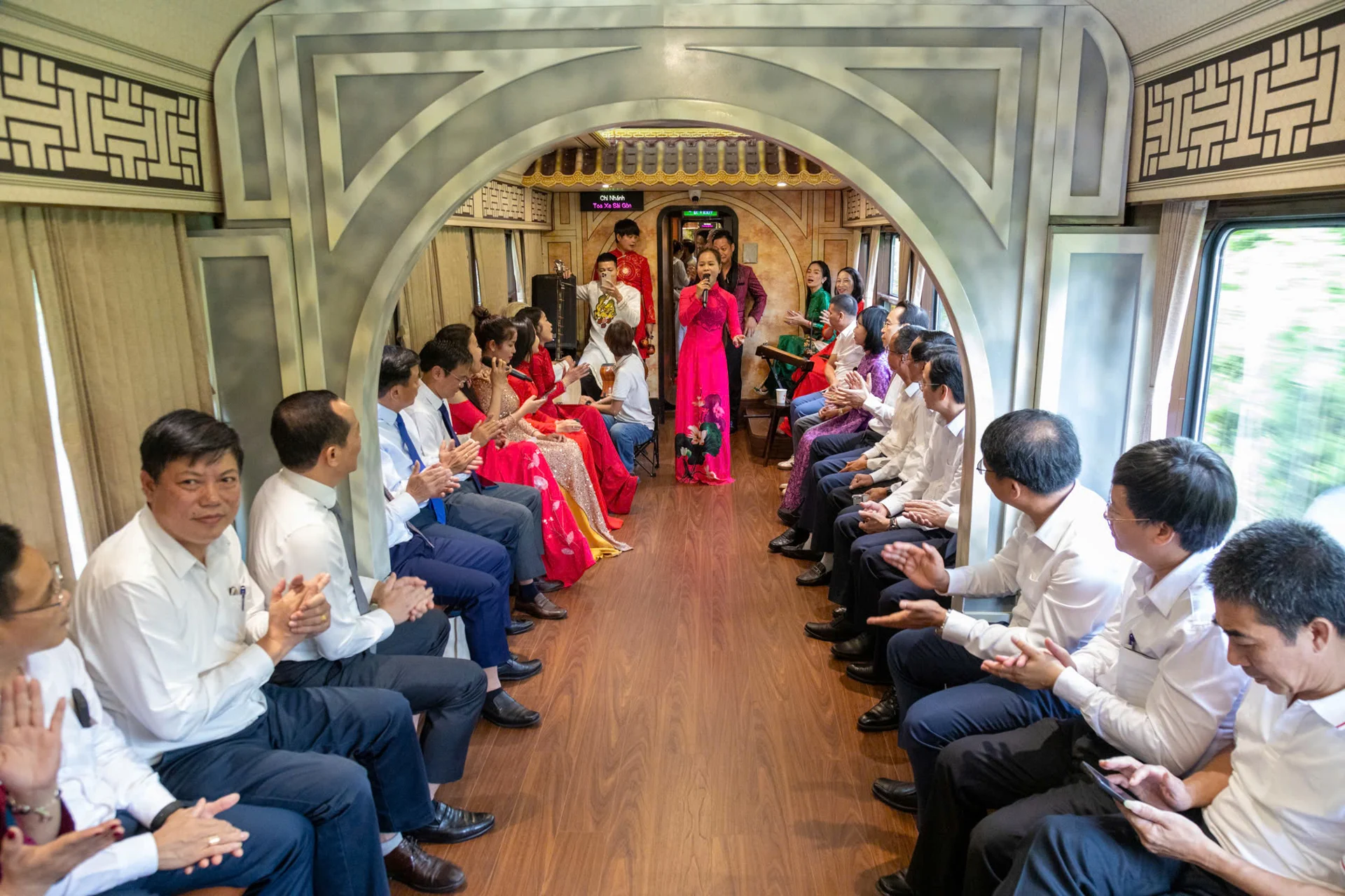 Tàu di sản Huế - Phong Nha: Cách rẻ để chạm hai di sản thế giới
