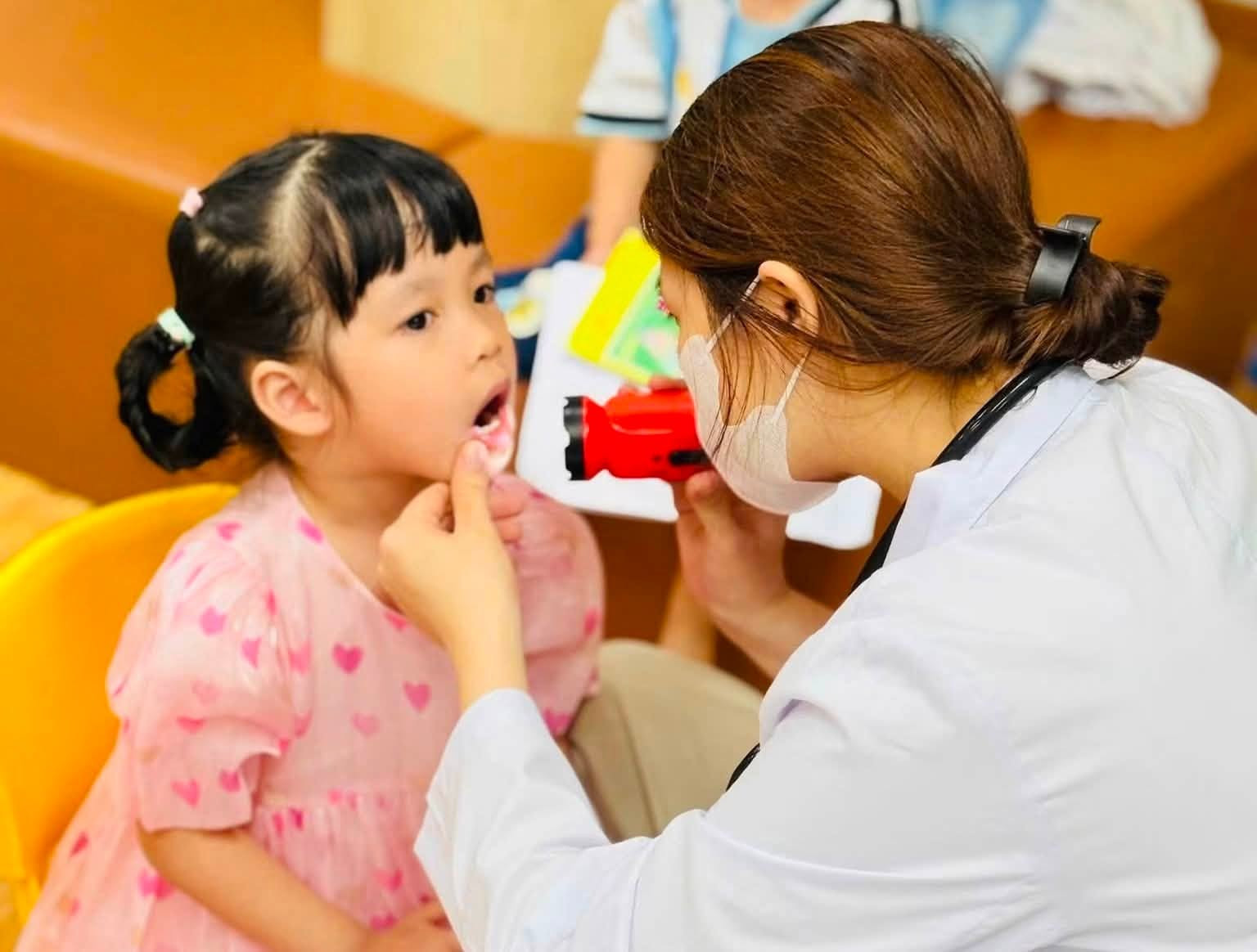 Khám sức khỏe trước khai giảng: nhìn thẳng vào cận thị, sâu răng ở học sinh