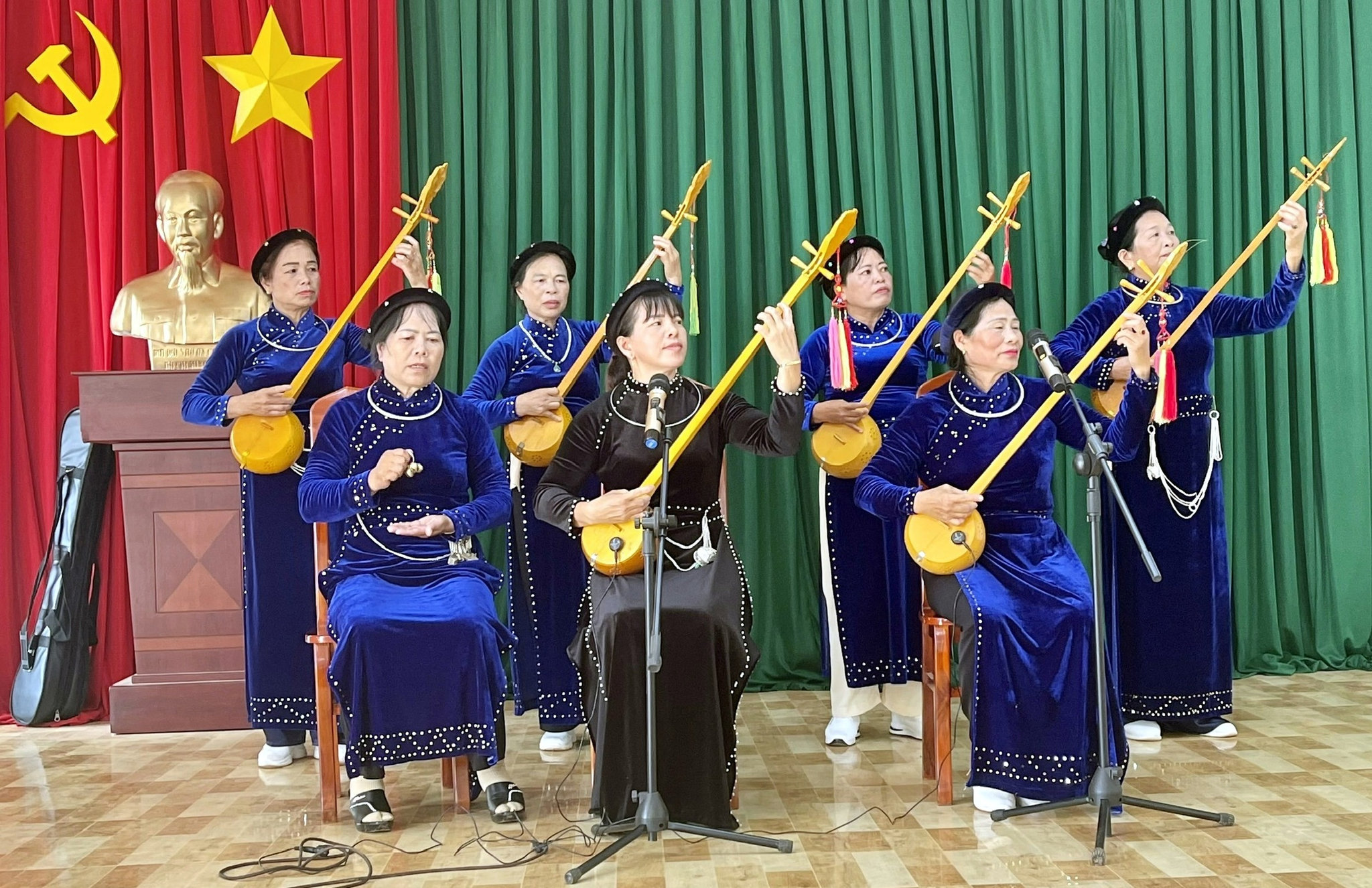 Cơ sở chăm sóc ban ngày: chiếc cầu nối tuổi già và gia đình