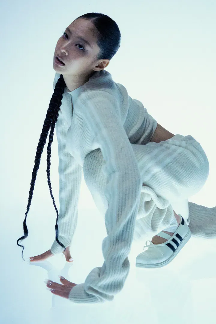 Jennie Biến Superstar Thành Giày Ballet: Khi K‑Pop Kết Hợp Balletcore Trong Jennie Adidas Collaboration