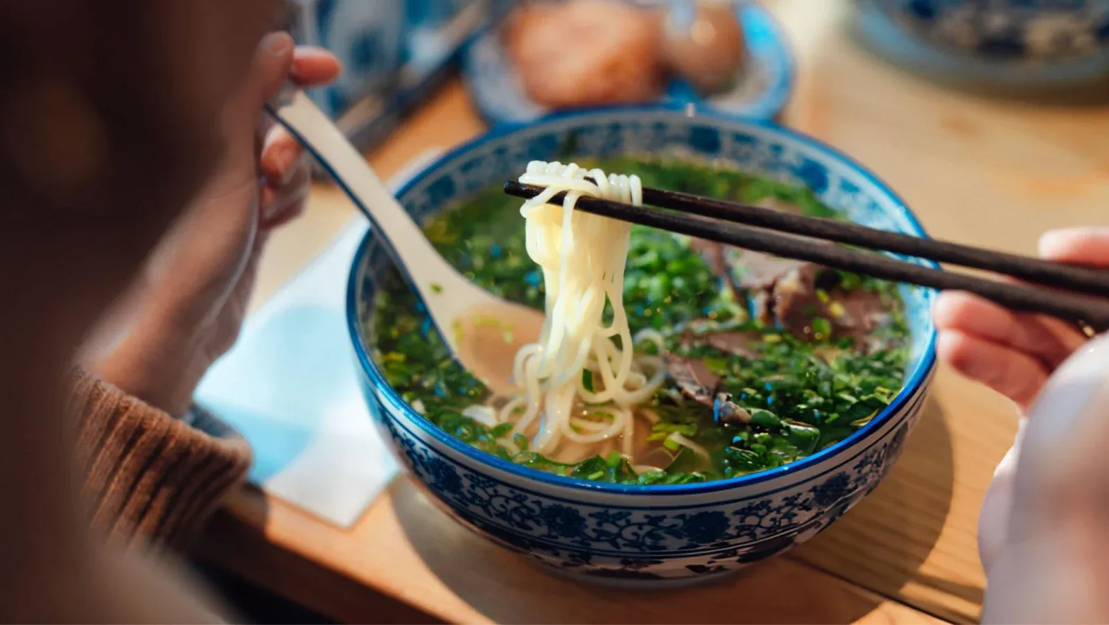Cơm gà Việt và cơm gà Hải Nam: Một món ăn, hai bản sắc