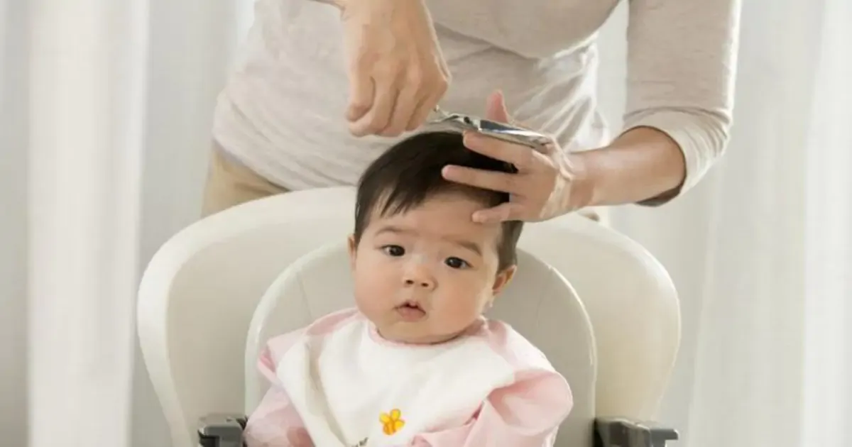 Tại sao trẻ khóc lớn khi cắt tóc và cha mẹ nên phản ứng thế nào