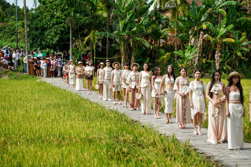 Từ phụ phẩm nông nghiệp đến sàn diễn thời trang mo cau