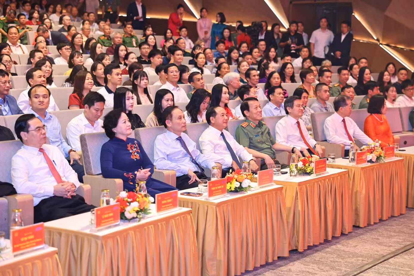Nhạc sĩ 94 tuổi vẫn kéo violin trên sân khấu: đam mê âm nhạc vượt thời gian