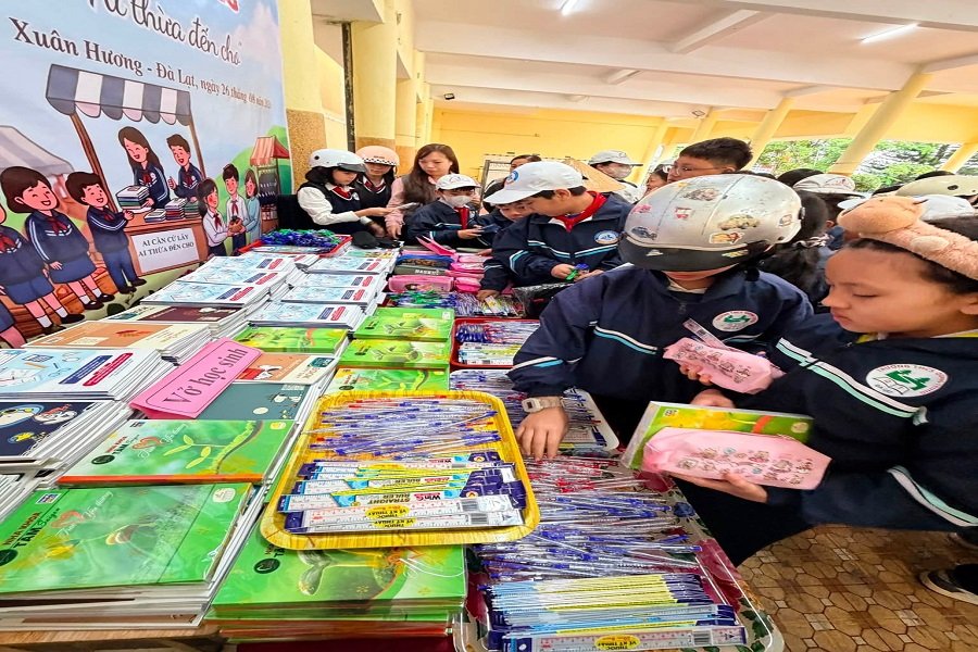 Gian hàng 0 đồng và nhịp cầu yêu thương trước thềm năm học mới
