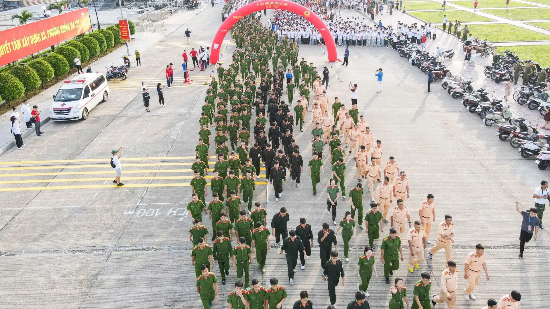 Hơn 10.000 người hòa nhịp đi bộ ‘Cùng Việt Nam tiến bước’ trên khắp tỉnh thành